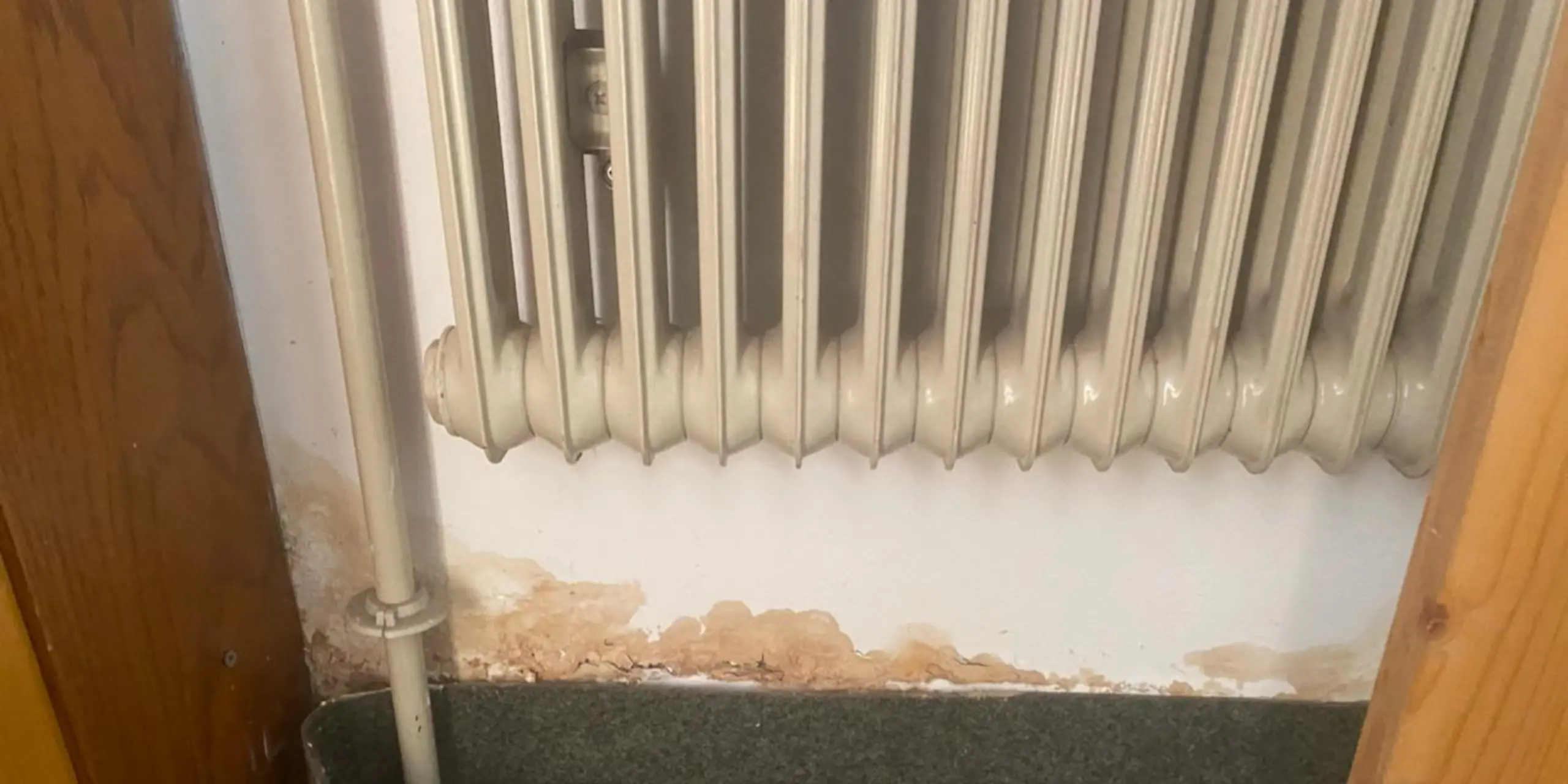 Wand unter der Heizung nass