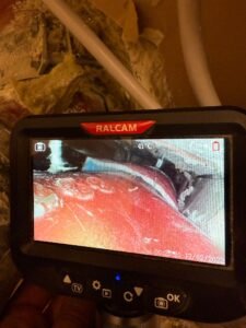 Es handelt sich um ein Abflussrohr, wo sich die Verbindung gelöst hat